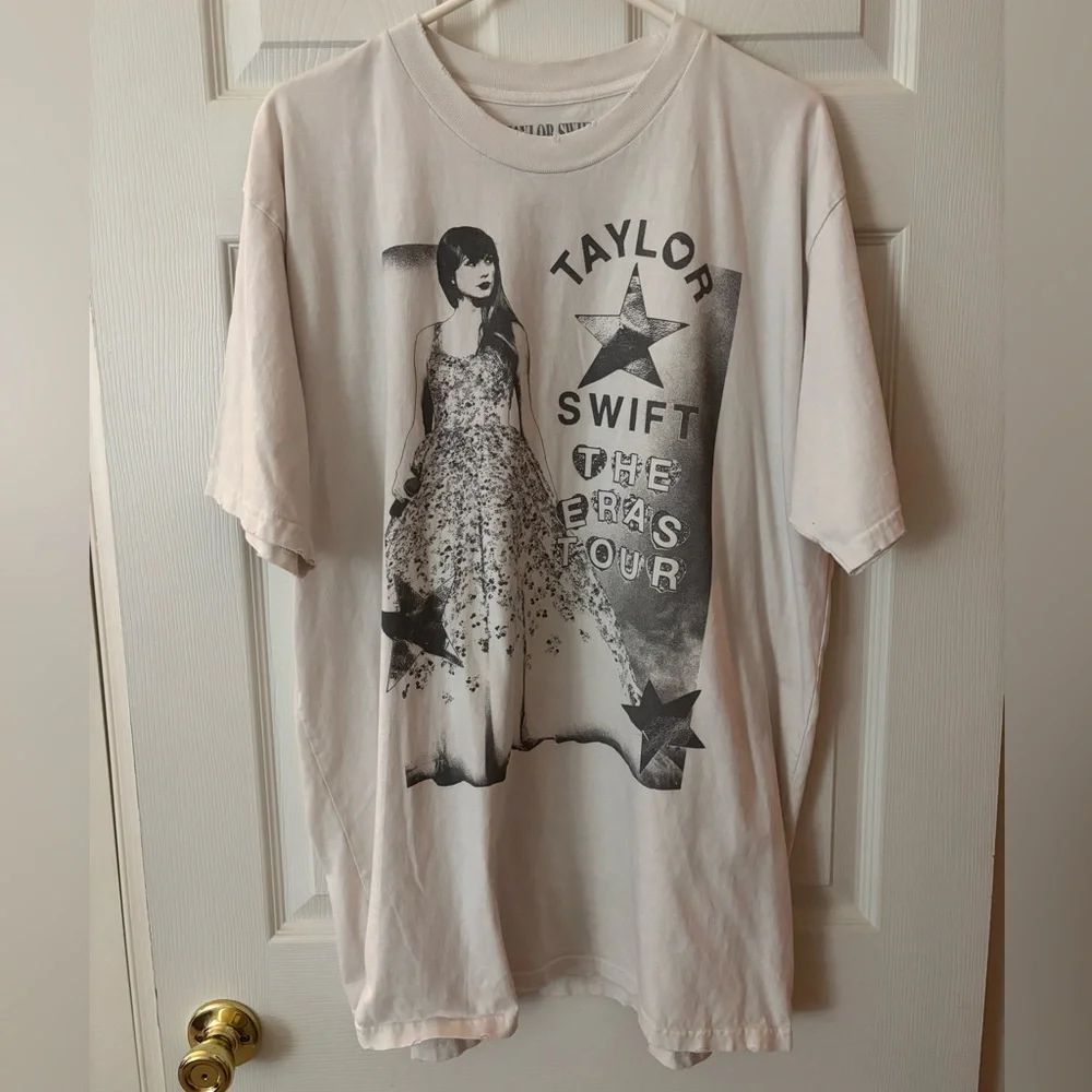 Taylor Swift The Eras Tour Distressed Oversized T-Shirt White & Gray Size XL - Picture 2 of 4